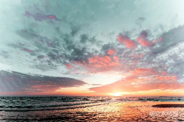 高清摄影 海滩上的太阳正在落下海面。