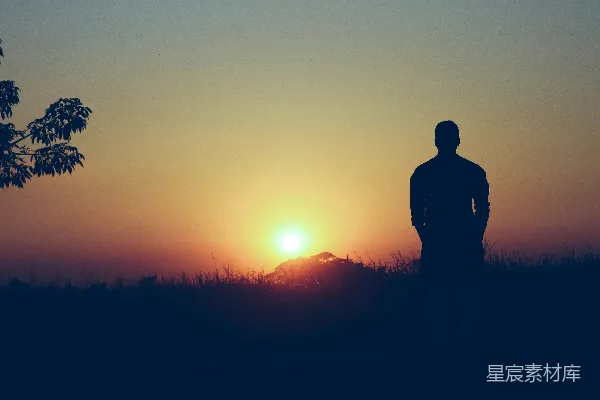 高清摄影 夕阳下站立在草地上的男子轮廓
