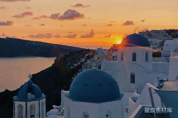 高清摄影 夕阳落在水面与建筑之间