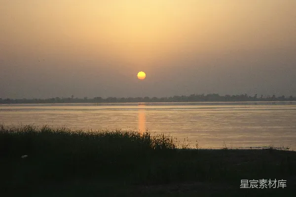 高清摄影 夕阳西下在一片水域之上
