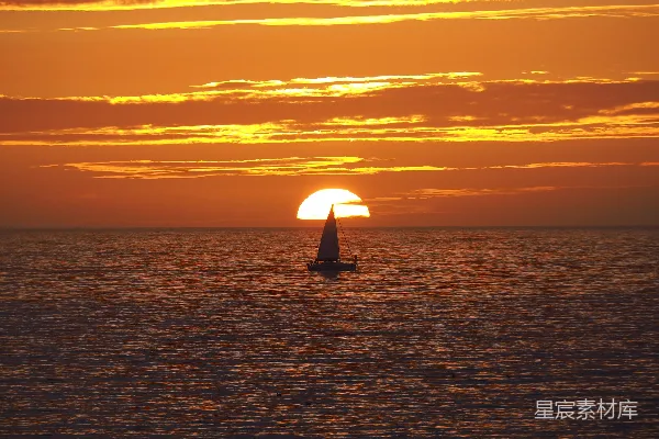 高清摄影 夕阳下海中一个人持伞的轮廓