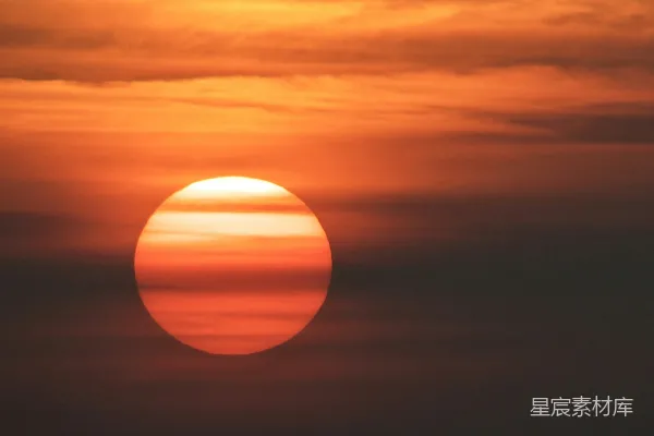 高清摄影 天边的太阳正在落下海面。