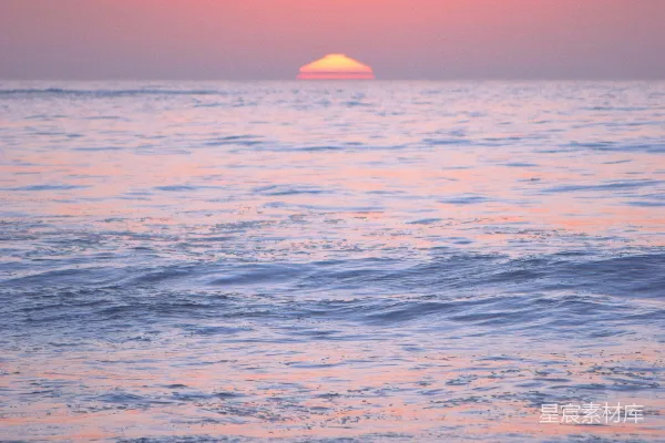 高清摄影 夕阳西下，波澜起伏的海面。