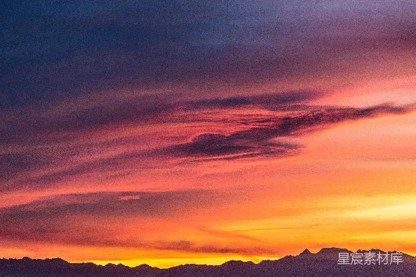 高清摄影 夕阳下山间云雾中的轮廓