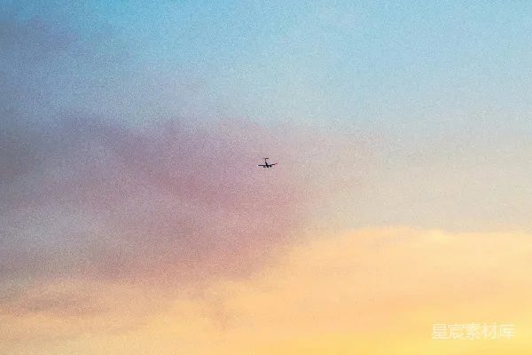 高清摄影 白天飞机在天空中飞行