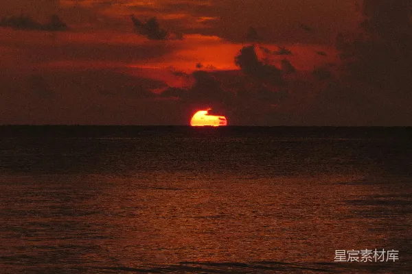 高清摄影 夕阳下海面上的船影轮廓