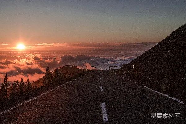 高清摄影 夕阳下的灰色混凝土路