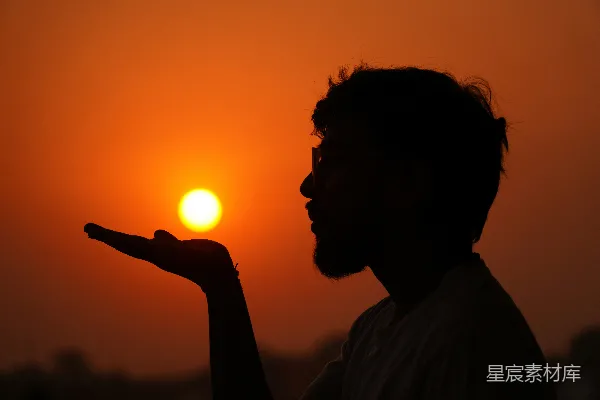 高清摄影 一个男子伸出双手迎接太阳的轮廓图象