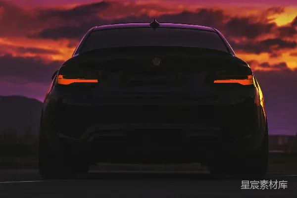 高清摄影 夕阳下路上的一辆黑色轿车