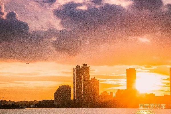 高清摄影 城 skyline在云层间在日落时分