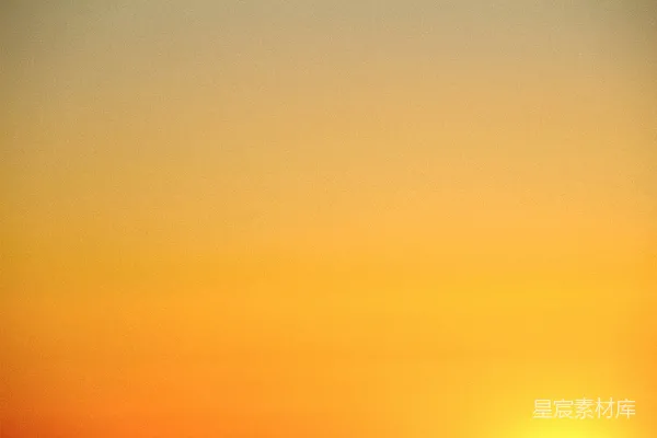 高清摄影 夕阳西下，落在一片水域的天边。