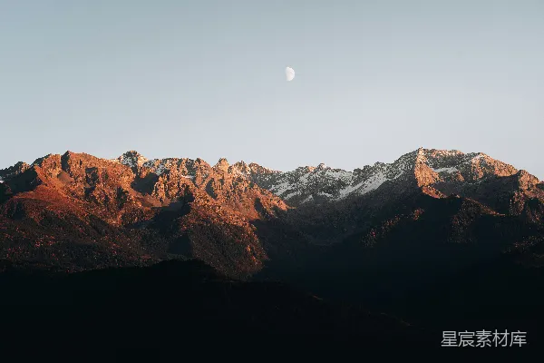 高清摄影 山峦间一轮弯月的景象