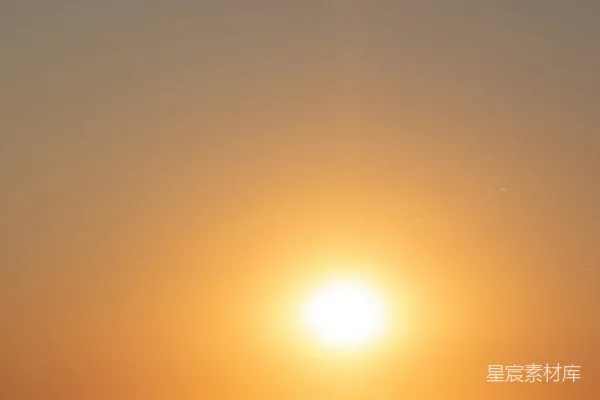 高清摄影 夕阳下的海面上的一叶小舟