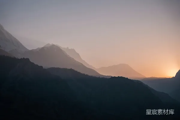 高清摄影 山峦之上，夕阳西下