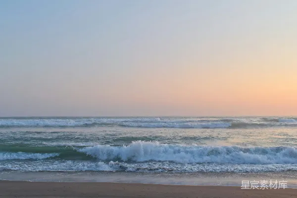 高清摄影 白天海浪拍打在岸边