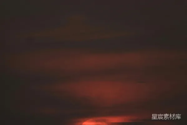 高清摄影 天边海面上太阳正在落下