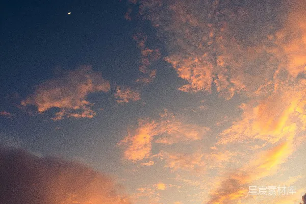 高清摄影 夕阳西下，云彩满天，空中一架飞机。