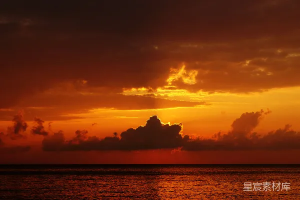 高清摄影 云遮下的海洋照片，夕阳时拍摄