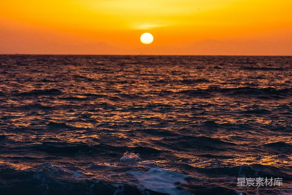 高清摄影 夕阳西下，海面泛起波澜。