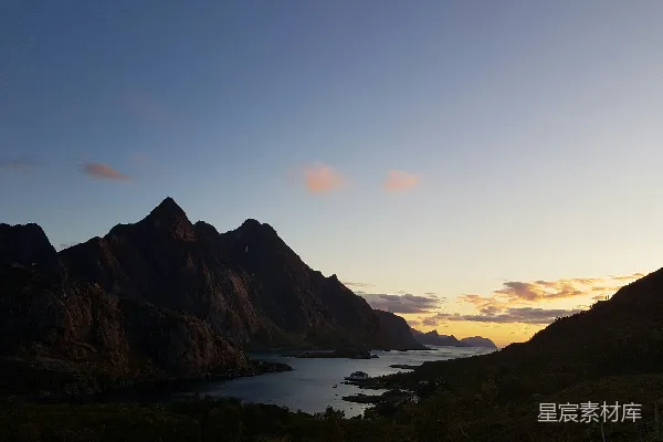 高清摄影 山间湖水在金色时刻的 aerial 视角