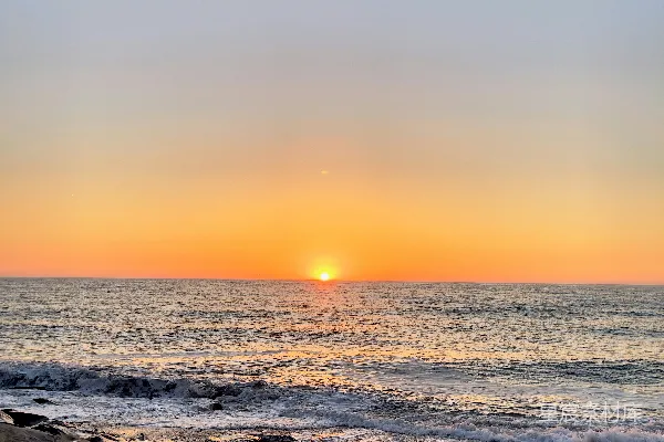 高清摄影 夕阳西下，落在了岩石海滩上。