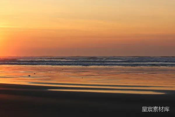高清摄影 海边行走的人在夕阳下