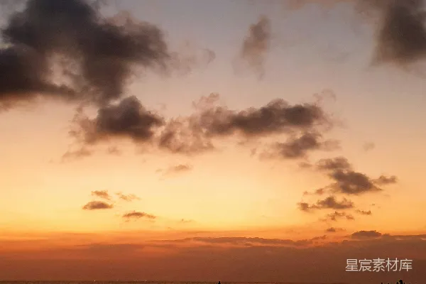 高清摄影 海边人们在棕色和橙色的天空下