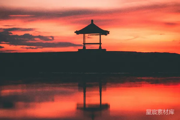 高清摄影 夕阳下站立在码头的人的轮廓