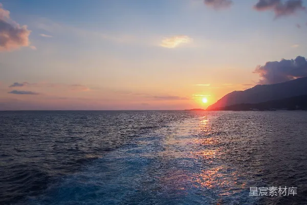 高清摄影 从一艘船上看到，太阳正落下 ocean 上空。
