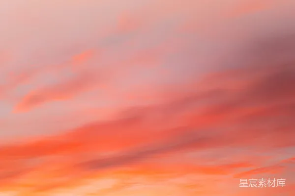 高清摄影 远处有一架飞机在红橙色的天空中飞行。