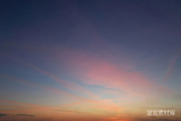 高清摄影 晴天里，太阳正沉落在海面上。