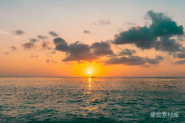 高清摄影 海滩上的太阳正在落下大海中