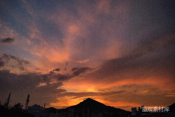 高清摄影 夕阳背景中有云和建筑。