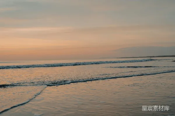 高清摄影 夕阳下海浪拍打岸边