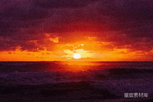 高清摄影 在一片乌云密布的天空下，太阳正落下海面。