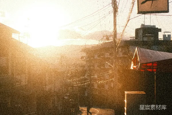 高清摄影 夕阳西下在一条城市街道上
