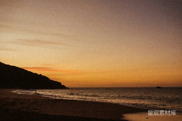 高清摄影 夕阳下海浪涌向岸边