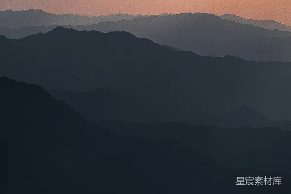高清摄影 远处的山峦笼罩在落日的余晖中