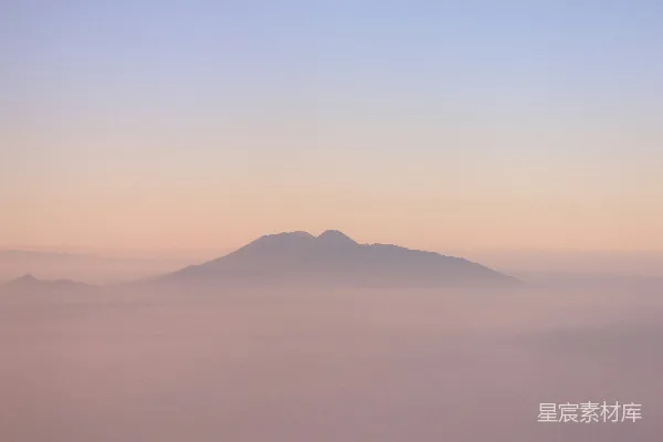 高清摄影 白天黑山下的蓝天