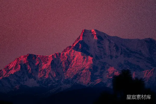 高清摄影 白雪皑皑的山峰被粉红色的光芒照亮。