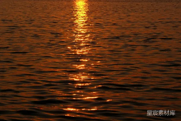 高清摄影 海面上夕阳下的船只