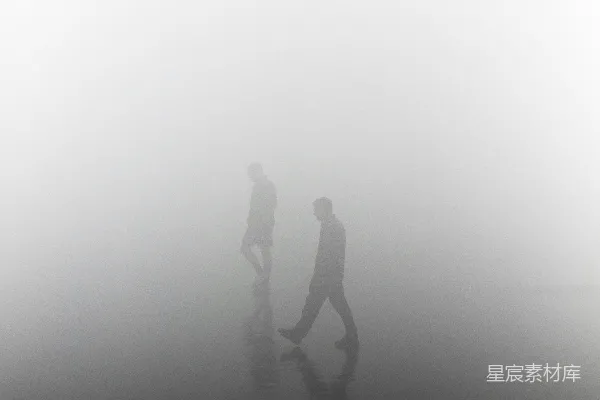高清摄影 雾天中人的轮廓