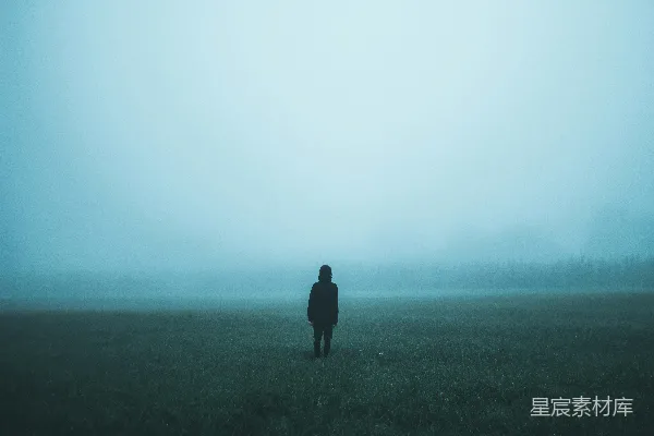 高清摄影 雾气中站立的人