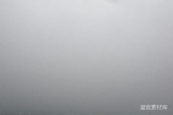 高清摄影 山中绿树映衬着白天的白云