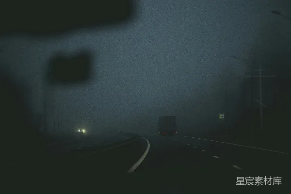高清摄影 夜间卡车停在路面上