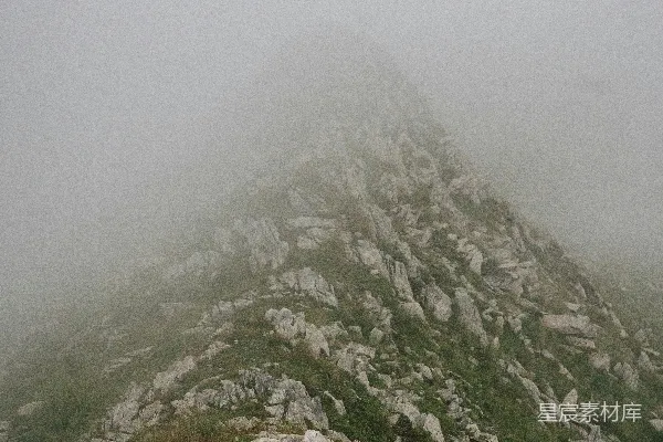 高清摄影 落基山峰被雾笼罩