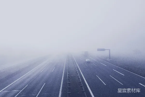 高清摄影 路上行驶的车辆在路旁雾气弥漫