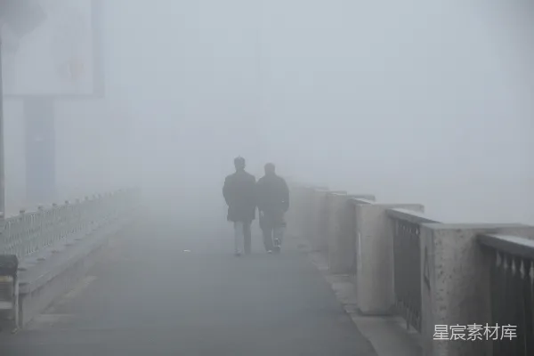 高清摄影 两个人在雾中走在桥上