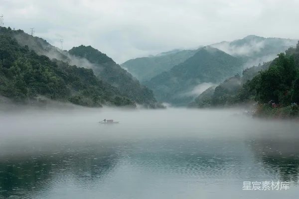高清摄影 山间的白天水面