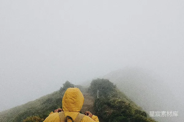 高清摄影 黄色外套的人背着背包